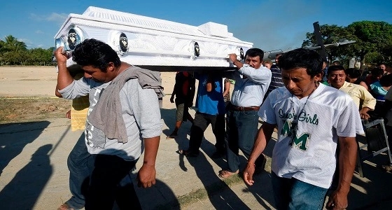 بالصور.. مصرع 13 شخصا إثر تحطم طائرة وزير الداخلية المكسيكي