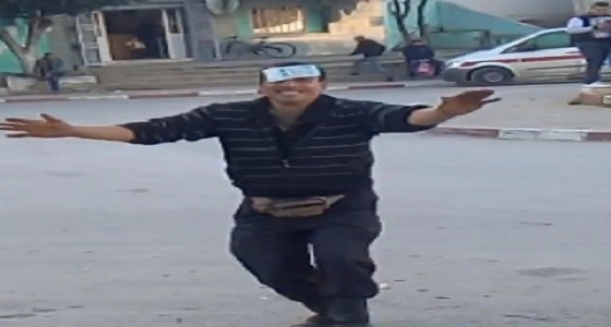 بالفيديو.. بائع فول يتحول لنجم بمواقع التواصل بسبب رقصة