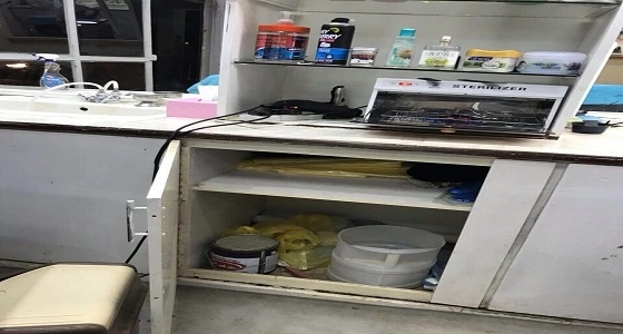 ضبط صالون حلاقة مخالف بالعويقيلة