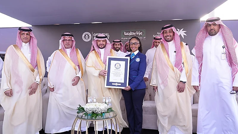 الموارد البشرية تدخل موسوعة غينيس بأكبر علم سعودي بفن الفسيفساء .. صور