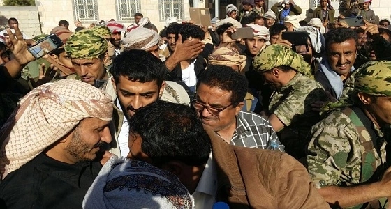 بالصور.. طارق صالح يقدم العزاء لأسرة الشهيد الزوكا