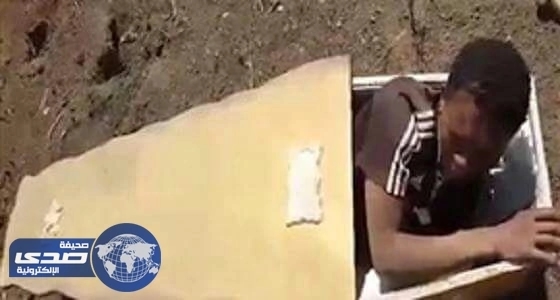 بالصور.. مزارعان يحبسان مراهقاً أسود في تابوت ويهددانه بالقتل