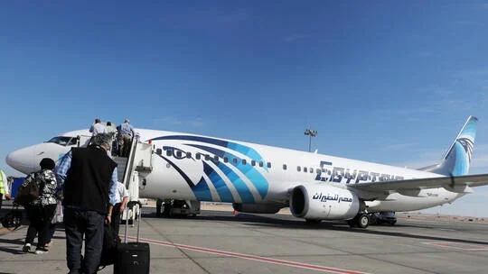 بالفيديو.. مشاجرة عنيفة بين سيدتين على متن طائرة