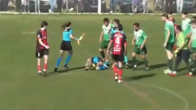بالفيديو.. اعتداء لاعب على "حكمة" خلال مباراة كرة قدم