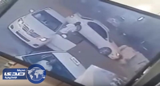 بالفيديو.. سيارة مسرعة تدهس شخصا أثناء عبوره الطريق بالرياض