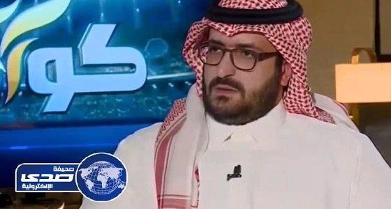 بالفيديو.. حاج يزيل آثار المطر عن صورة خادم الحرمين