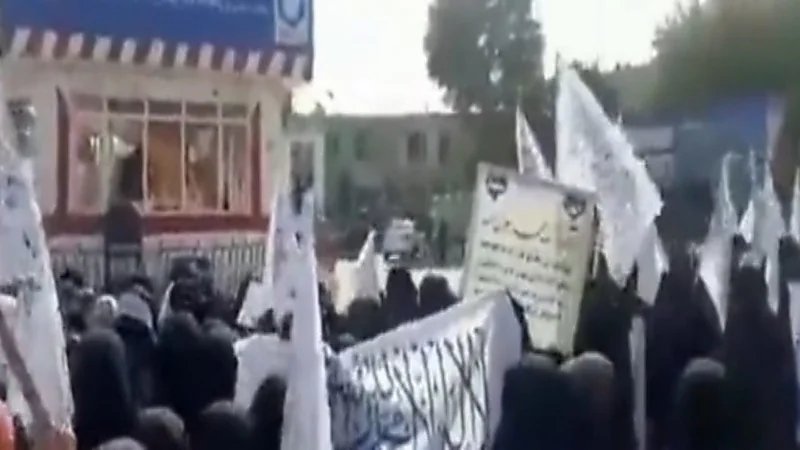 شاهد.. نساء طالبان ينظمن مظاهرة للاحتجاج على أمريكا وطالبي الحرية ويرددن "لا نريد ديمقراطية"