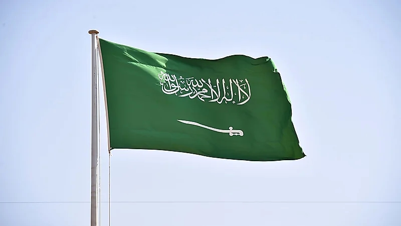 بالصور.. رفع علم المملكة على ناقلتي البضائع السائبة حصة وسارة