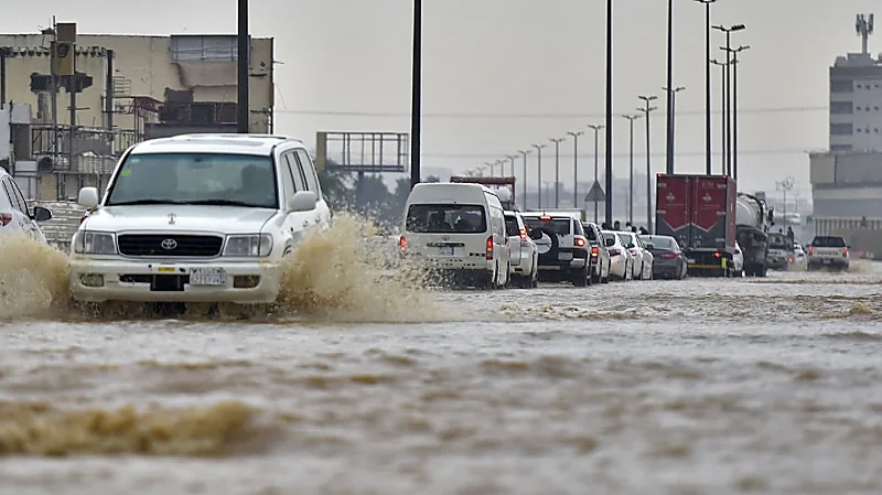 حالة جوية ماطرة مصحوبة بالبرد على معظم مناطق المملكة بدءاً من الغد