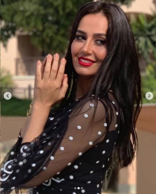 شاهد.. جماهير القادسية الكويتي تشجع فريقها من عمارة مجاورة لاستاد محمد الحمد