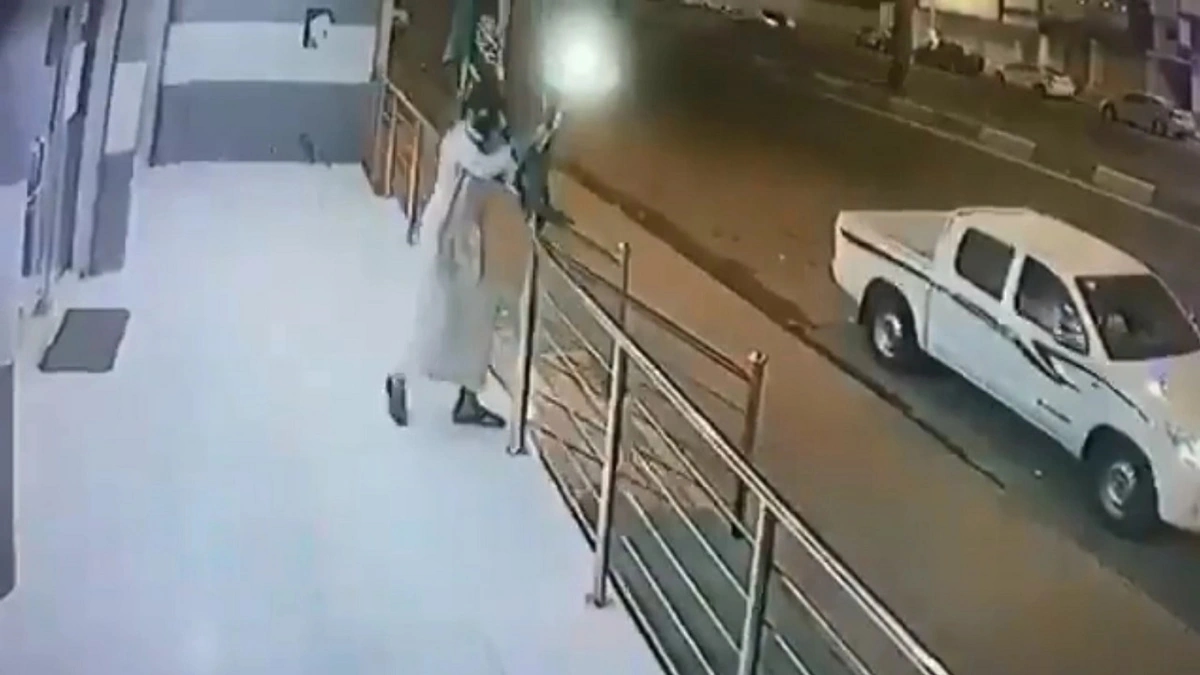 بالفيديو.. متظاهرو طهران يطاردون قوات " الباسيج "