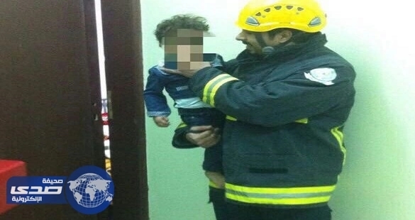بالصور...إنقاذ طفل احتجز  داخل غرفة بحي ملاذ في رفحاء