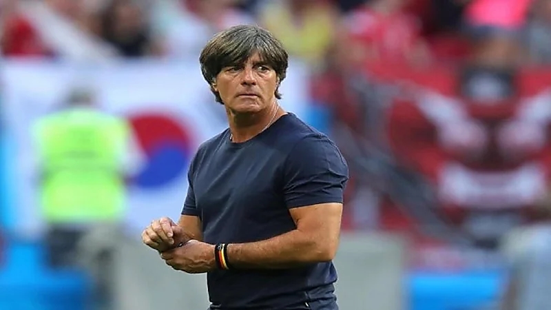 لوف : لست محرجا من عودة مولر وهوملز للمنتخب بعد قرار استبعادهما