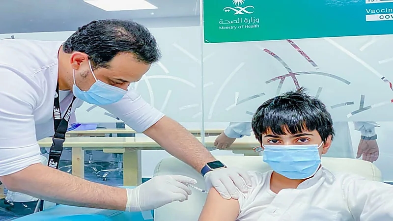 إقبال كبير من الطلاب والطالبات على مراكز التطعيم للحصول على لقاح كورونا "صور"
