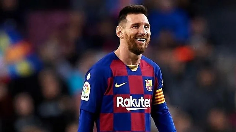 مدرب برشلونة يثير القلق بين الجماهير بعد انتهاء عقد ميسي 