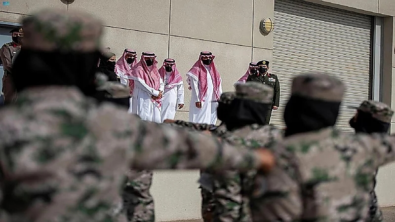 بالفيديو..مجندات يقدمن عروضًا عسكرية أمام وزير الداخلية