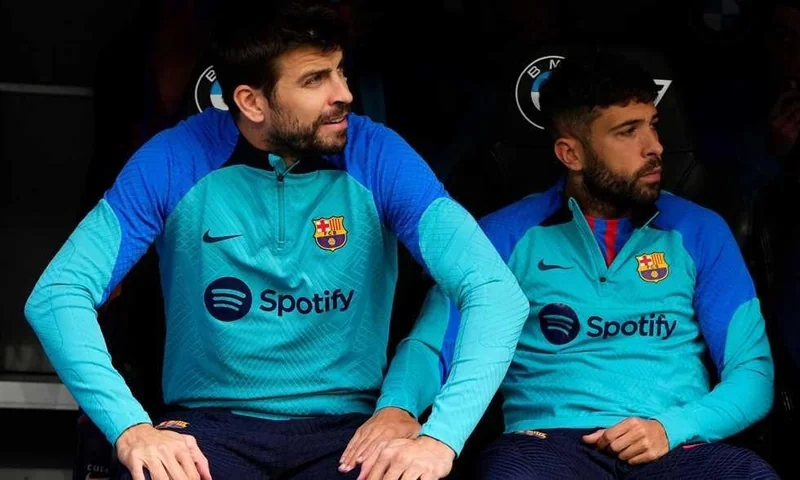برشلونة يستغنى عن بيكيه وألبا