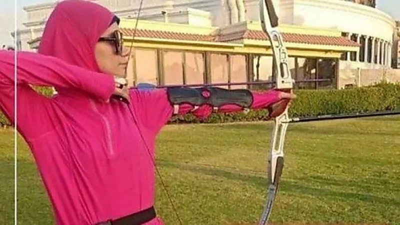 فتاة كفيفة تمارس لعبة القوس والسهم