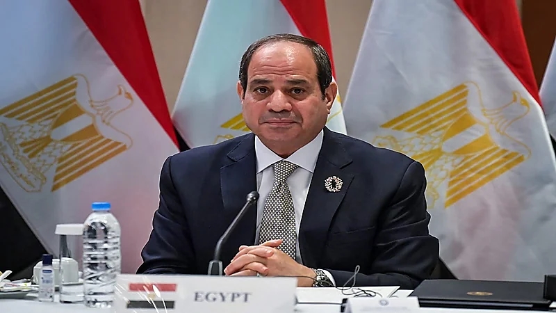 فيديو..السيسي يفاجئ لواء بالجيش: "بتدفعوا ضرائب ولا لأ"