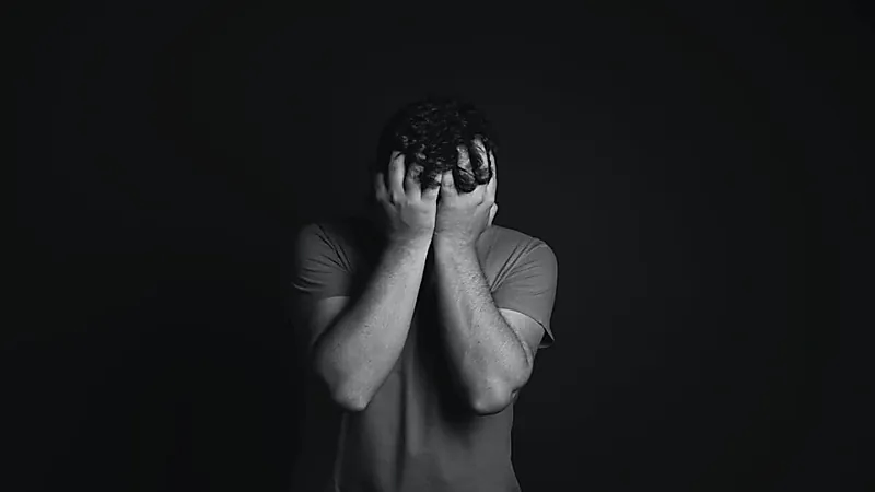 شاب ينسى ذكريات حياته بسبب المخدرات ولا يتذكر سوى وفاة أمه.. فيديو