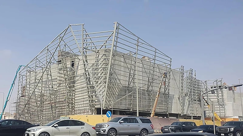 جانب من تنفيذ أعمال المجمع التجاري بالرياض..صور