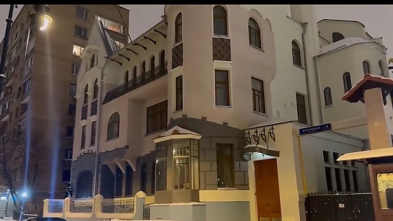 إزالة العلم الموجود فوق مبنى السفارة السورية في موسكو ..فيديو