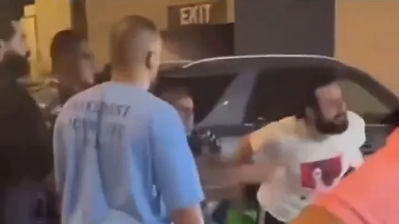 معجب يصرخ بجنون ويحاول اقتحام المسرح لرؤية هيفاء وهبي .. فيديو