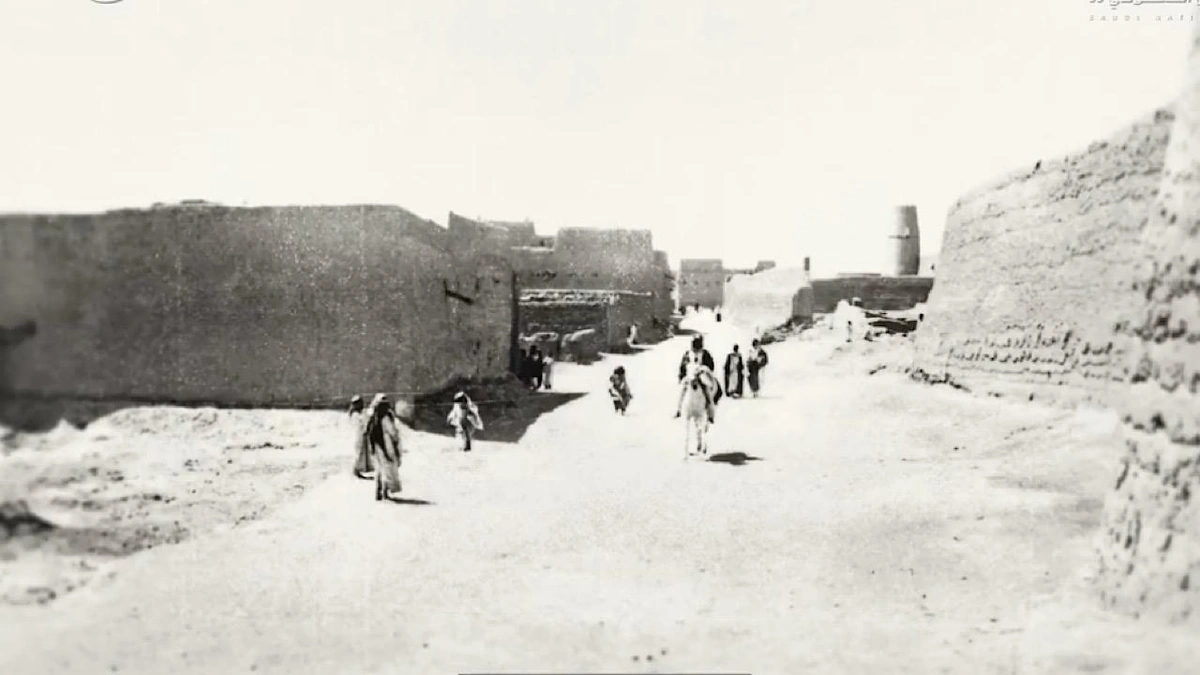 مقطع نادر لابن خنيزان يروي فيه مشاركته في معركة استرداد الرياض مع الملك عبد العزيز