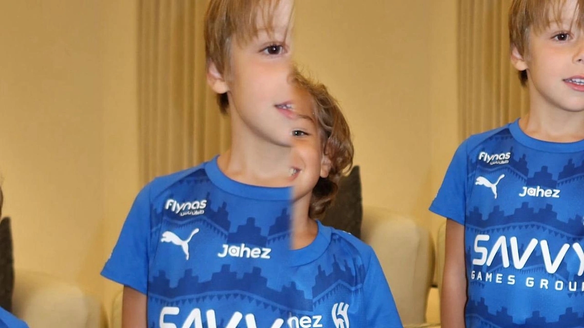 أبناء إنزاغي وثيو هيرنانديز بتيشيرت الهلال..صورة