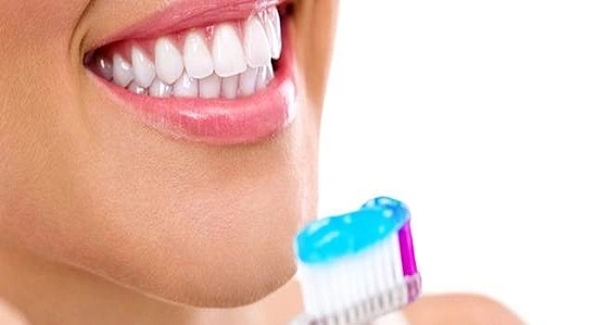 10 نصائح بسيطة للحصول على أسنان مثالية