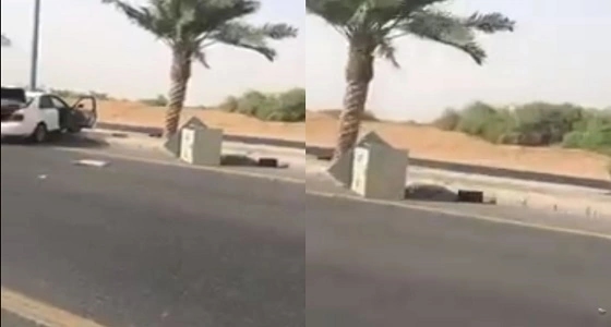 بالفيديو .. سيارة تقتلع كاميرا " ساهر" بطريق صبيا بجازان