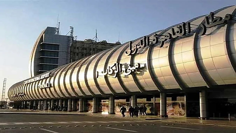 موظفات بشركة طيران يحاولن تهريب iPhone14 لراكب