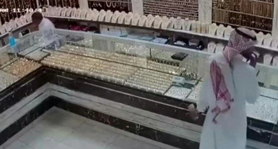 بالفيديو.. كاميرات المراقبة تفضح شخصًا حاول سرقة محل مجوهرات بجدة