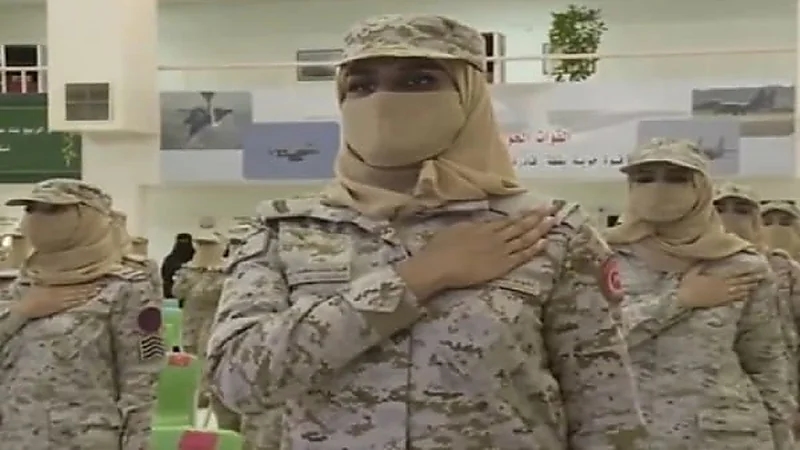شاهد.. تخريج أول دفعة من مركز تدريب الكادر النسائي للقوات المسلحة السعودية