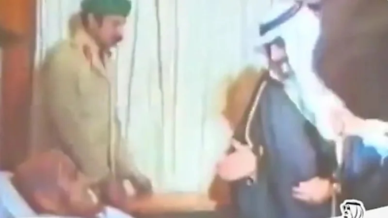 شاهد.. فيديو نادر للملك فهد يمازح مريض:"هل تريد الزواج أو خائف من أم العيال"
