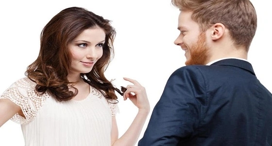 اكتشفي ان كان صديقك يحبك بهذه الطرق