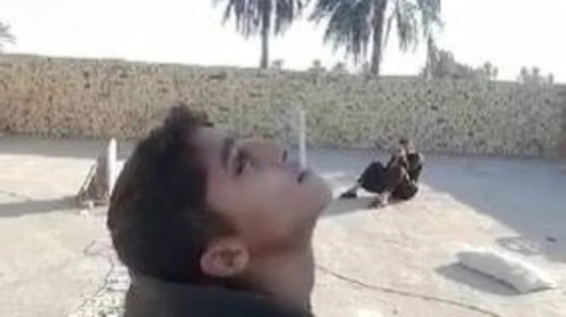شاهد.. أب يصوب كلاشينكوف في وجه نجله