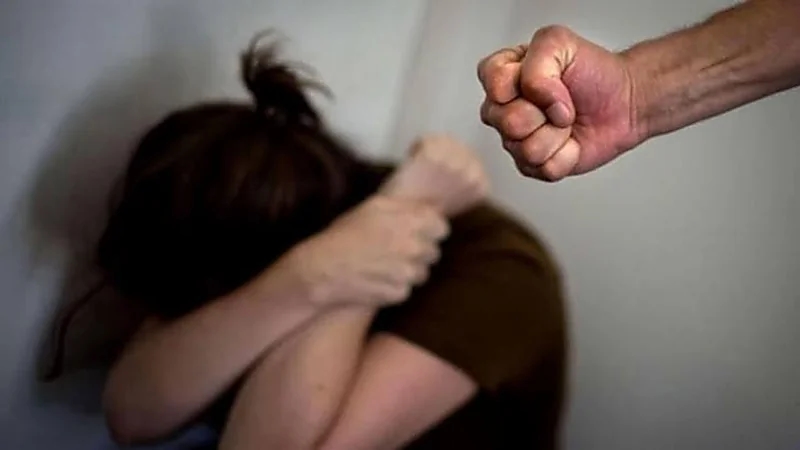 بالفيديو.. فتاة تروي قصة تعرضها للتعنيف من والدتها وإخوتها