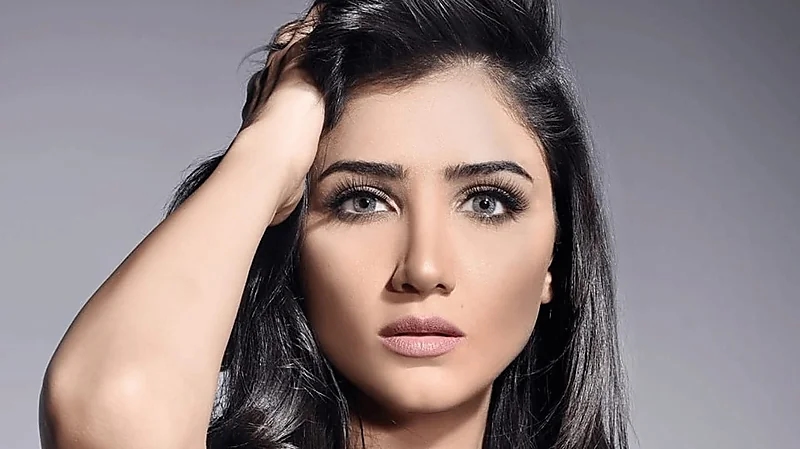 مي عمر تكشف إصابتها بمرض غامض