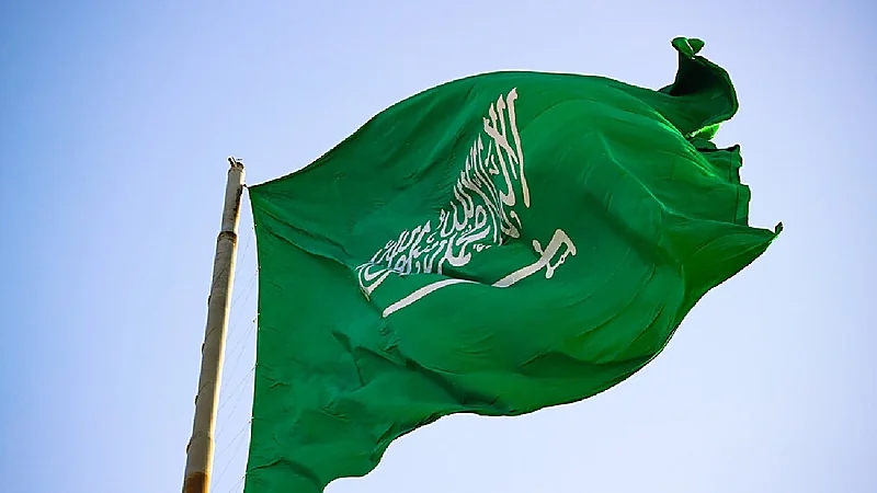بالفيديو .. غرامة 3 آلاف ريال والسجن سنة لمن يسيء استخدام العلم السعودي