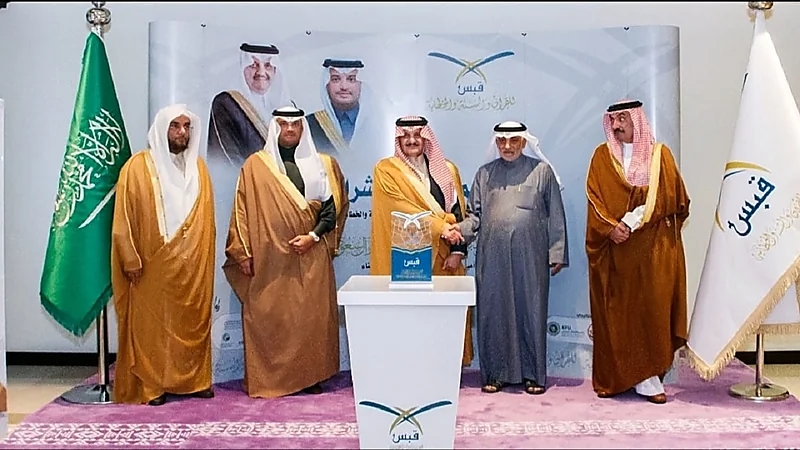 أمير المنطقة الشرقية يكرم الإعلامي زهير الغزال