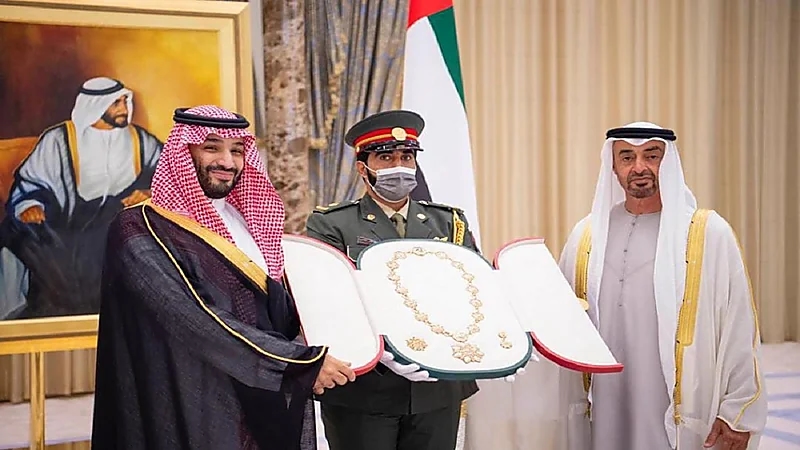تقديم وسام زايد من الدرجة الأولى للأمير محمد بن سلمان خلال زيارته لأبوظبي "فيديو"
