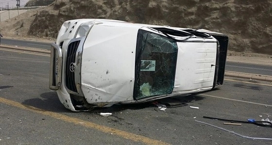 اصطدام مركبتين بسبب السرعة الزائدة على طريق المدينة بـ " جدة "