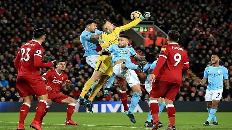 ليفربول يعلق على بصق أحد مشجعيه على طاقم تدريب مانشستر سيتي