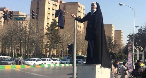 بالصور.. انضمام المحجبات والرجال إلى حملة " مناهضة الحجاب الإجباري " في إيران