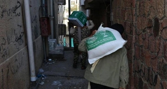بالصور.. " الملك سلمان للإغاثة " يوزع 2500 سلة غذائية في تعز اليمنية
