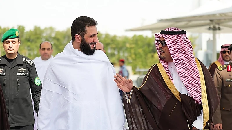 أحمد الشرع يصل جدة متوجهًا إلى مكة المكرمة لأداء العمرة.. فيديو وصور