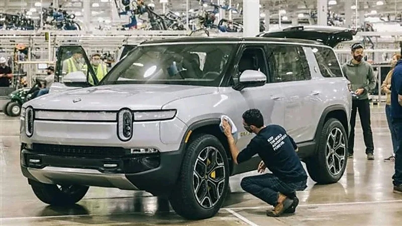 أبرز مواصفات سيارة ريفان R1S الكهربائية