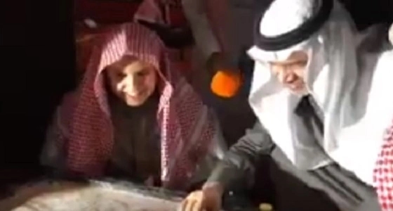 بالفيديو.. وزير التعليم يندمج في لعبة " الكيرم " مع الطلاب