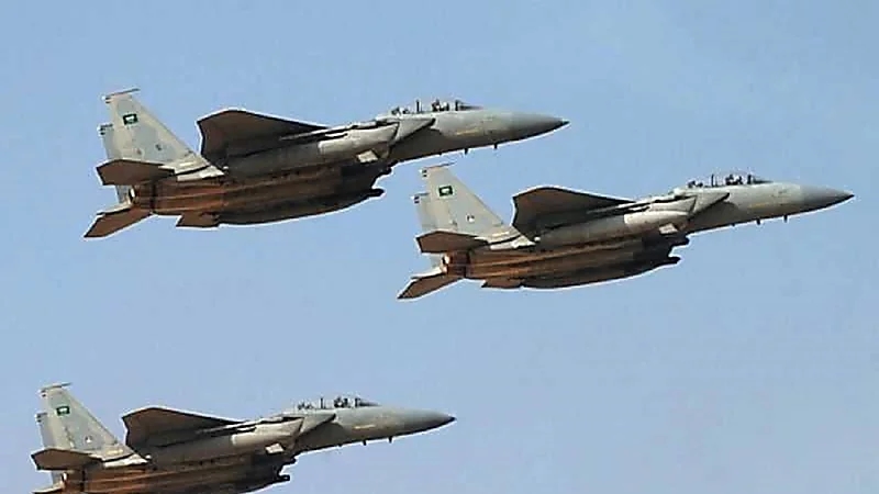 التحالف العربي ينقل عددًا من عالقي سقطرى إلى مطار الغيضة (فيديو)